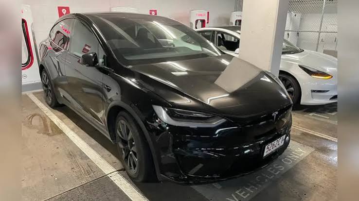 Tesla  model x plaid